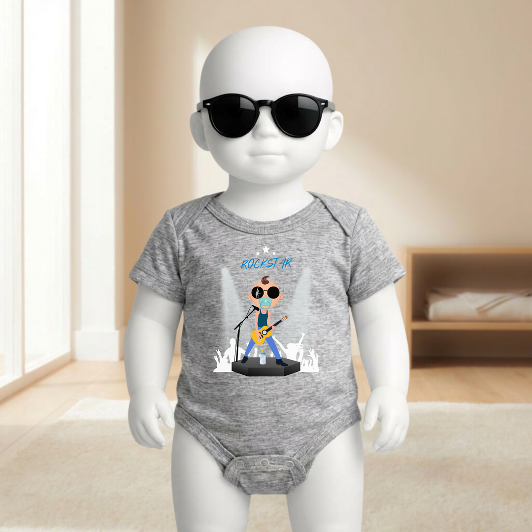Baby Body hellgrau für Jungs mit Rockstar Motiv am Baby- Mannequin getragen, stylischer Babybody mit Rock and Roll Musik Design für kleine Draufgänger von der Baby- und Kindermarke TIMMY &amp; MIMMY