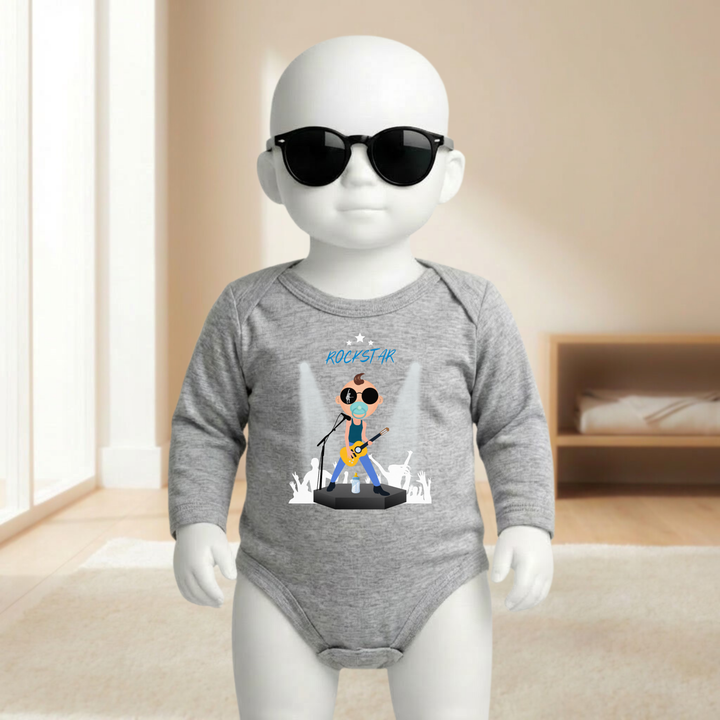 Baby Body hellgrau langarm für Jungs mit Rocker- Motiv am Mannequin getragen, stylischer Babybody mit Rockstar Design für kleine Entertainer von TIMMY &amp; MIMMY
