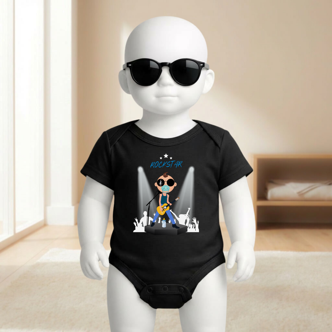 Baby Body schwarz für Jungs mit Rockstar Motiv am Baby- Mannequin getragen, stylischer Babybody mit Rock and Roll Musik Design für kleine Draufgänger von der Baby- und Kindermarke TIMMY &amp; MIMMY