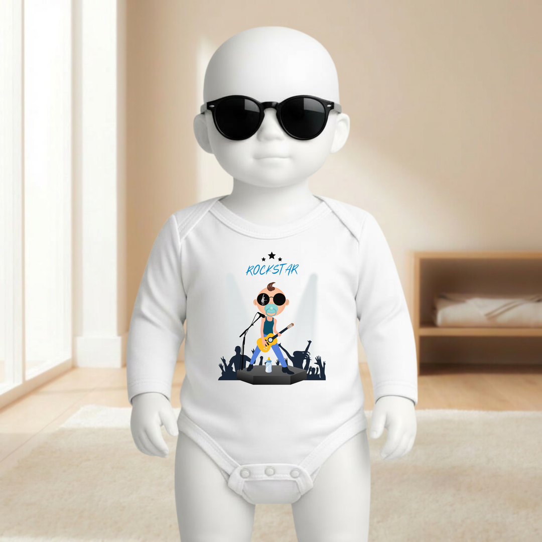 Baby Body weiß langarm für Jungs mit Rocker- Motiv am Mannequin getragen, stylischer Babybody mit Rockstar Design für kleine Entertainer von TIMMY &amp; MIMMY