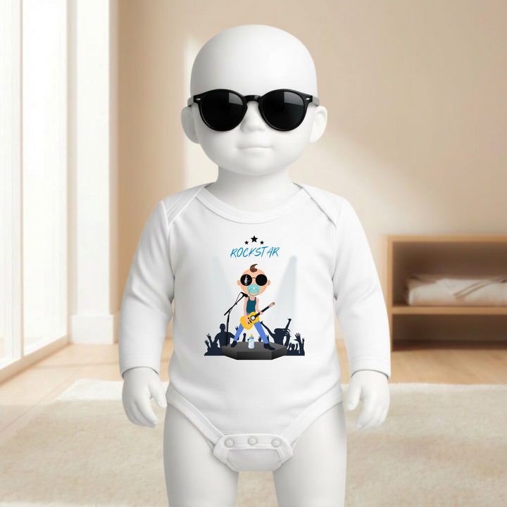 Baby Body weiß langarm für Jungs mit Rocker- Motiv am Mannequin getragen, stylischer Babybody mit Rockstar Design für kleine Entertainer von TIMMY &amp; MIMMY
