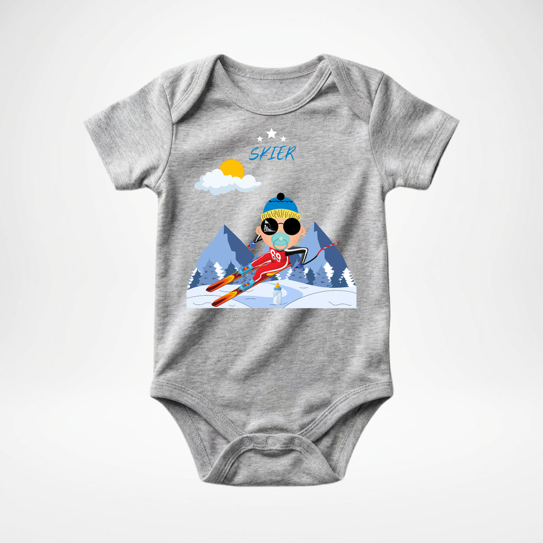 Hellgrauer Baby Body kurzarm für Jungs mit Skifahrer Motiv, cooler Babybody aus Baumwolle mit Ski- Design der Baby-&amp; Kleinkind- Marke TIMMY &amp; MIMMY