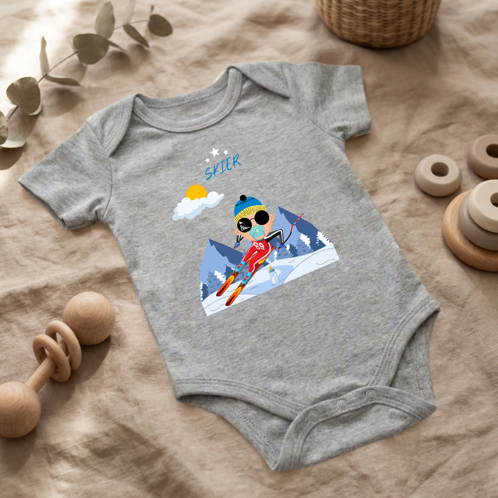 Hellgrauer Baby Body für Jungs mit Skifahrer Design im Flat Lay, Baby Kleidung mit Ski- Motiv, Geschenkidee für Babys von der Baby und Kleinkind- Brand TIMMY &amp; MIMMY