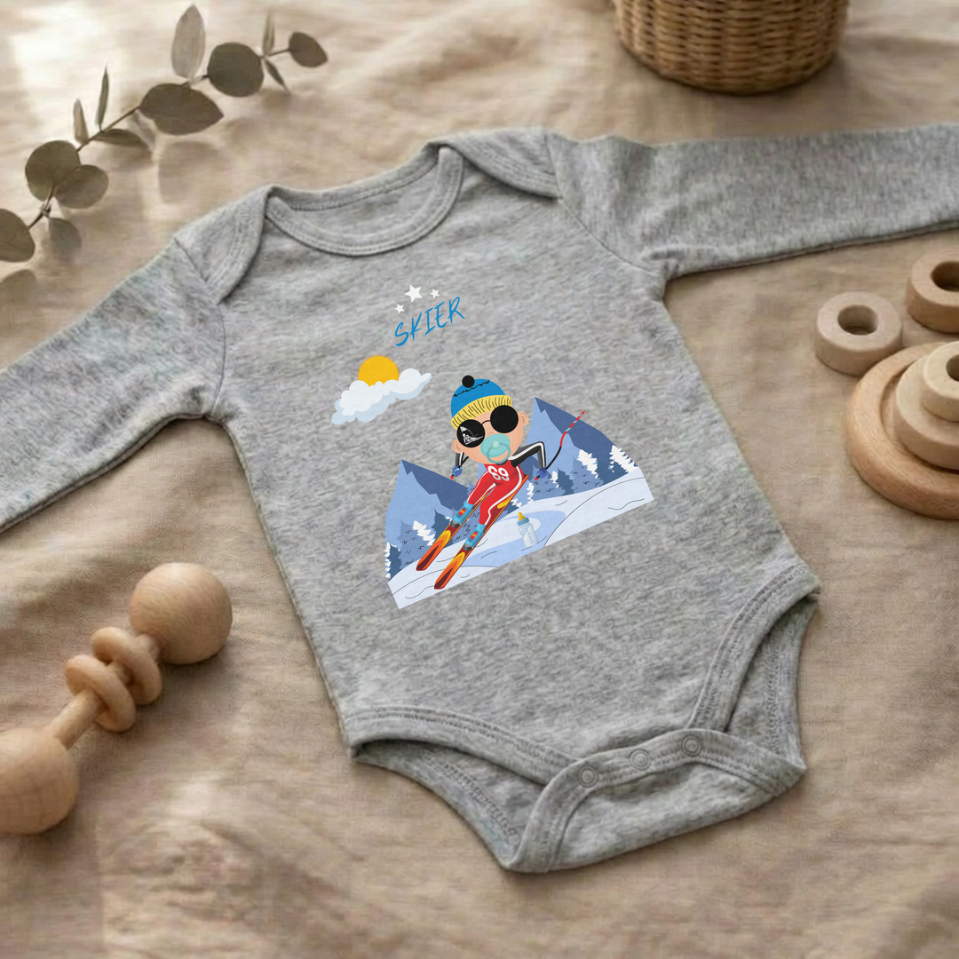 Hellgrauer Baby Body langarm für Jungs im Flat Lay mit Ski- Design, Baby Kleidung für Herbst und Winter mit Skifahrer- Motiv von TIMMY &amp; MIMMY