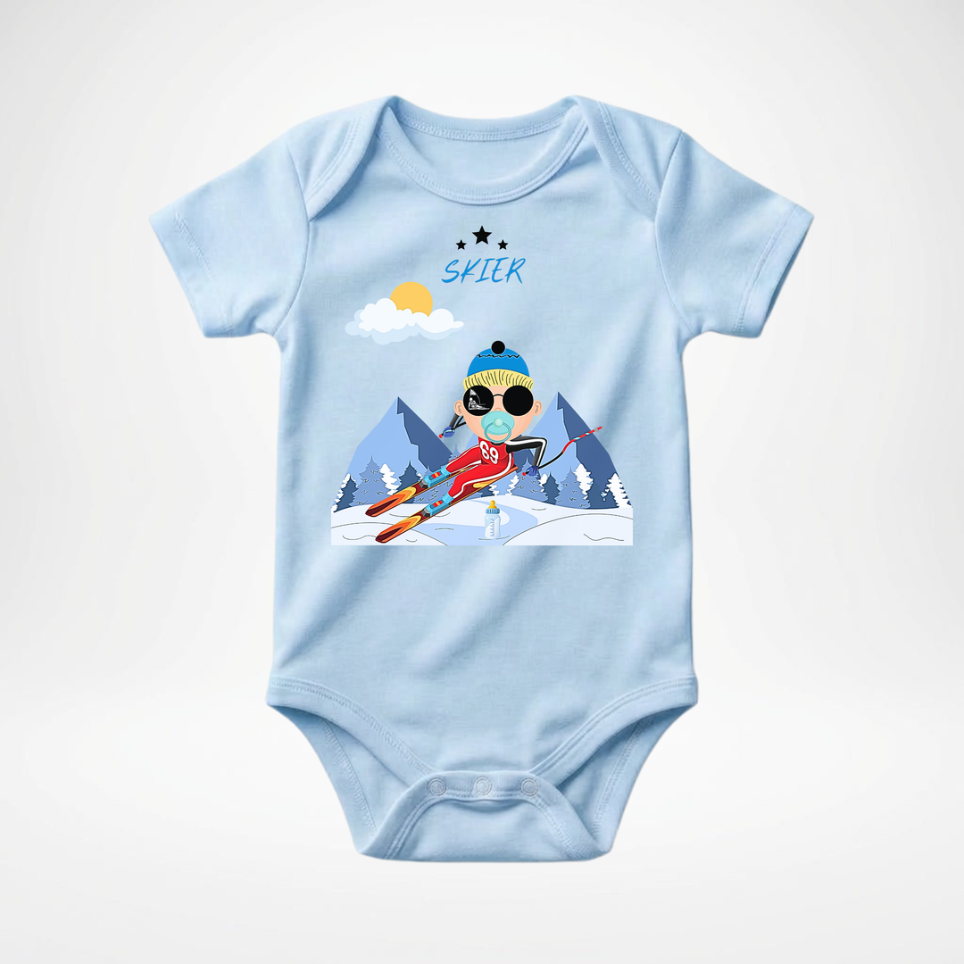 Hellblauer Baby Body kurzarm für Jungs mit Skifahrer Motiv, cooler Babybody aus Baumwolle mit Ski- Design der Baby-&amp; Kleinkind- Marke TIMMY &amp; MIMMY