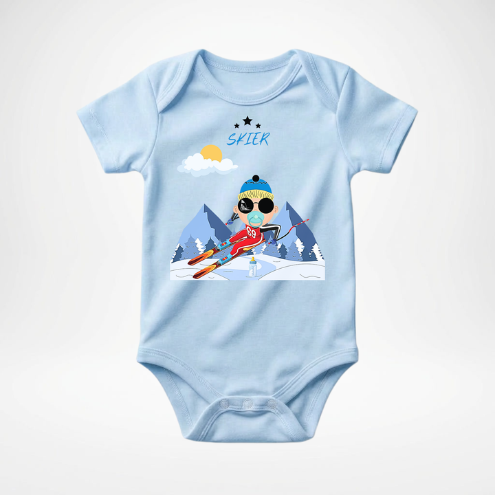Hellblauer Baby Body kurzarm für Jungs mit Skifahrer Motiv, cooler Babybody aus Baumwolle mit Ski- Design der Baby-&amp; Kleinkind- Marke TIMMY &amp; MIMMY