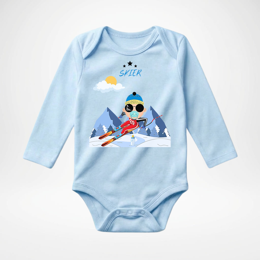 Hellblauer Baby Body langarm für Jungs mit Ski- Motiv, hochwertiger Babybody aus Baumwolle mit Skifahrer- Design von TIMMY &amp; MIMMY