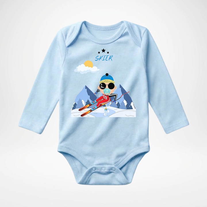 Hellblauer Baby Body langarm für Jungs mit Ski- Motiv, hochwertiger Babybody aus Baumwolle mit Skifahrer- Design von TIMMY &amp; MIMMY