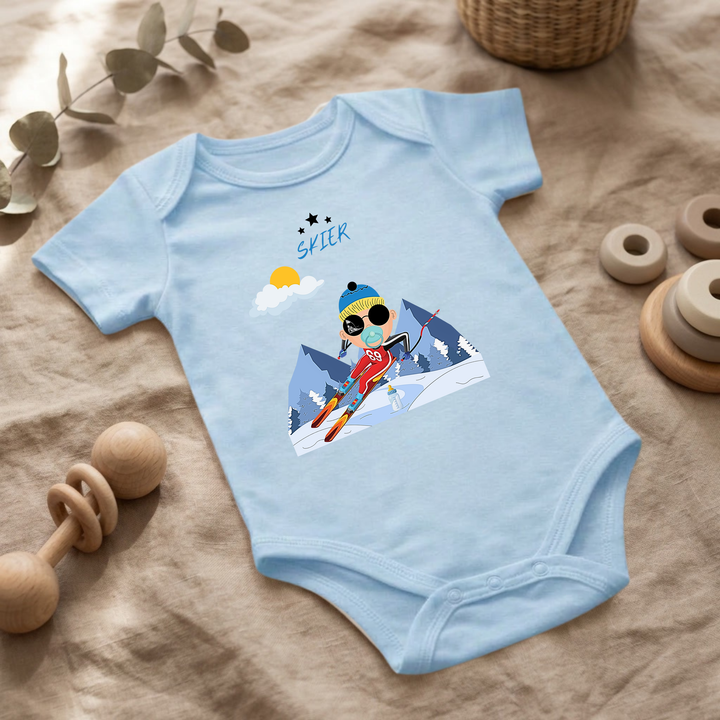 Hellblauer Baby Body für Jungs mit Skifahrer Design im Flat Lay, Baby Kleidung mit Ski- Motiv, Geschenkidee für Babys von der Baby und Kleinkind- Brand TIMMY &amp; MIMMY