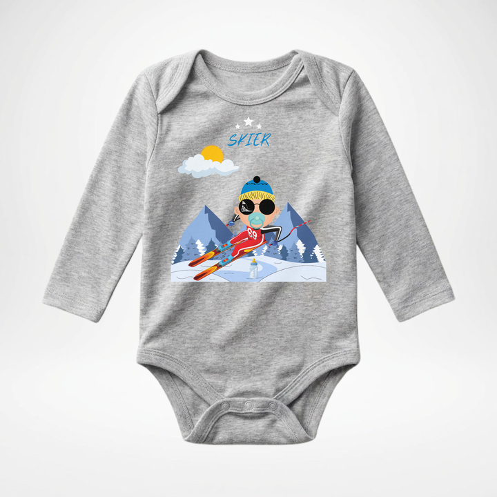 Hellgrauer Baby Body langarm für Jungs mit Ski- Motiv, hochwertiger Babybody aus Baumwolle mit Skifahrer- Design von TIMMY &amp; MIMMY