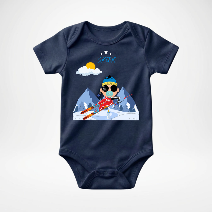 Navy blauer Baby Body kurzarm für Jungs mit Skifahrer Motiv, cooler Babybody aus Baumwolle mit Ski- Design der Baby-&amp; Kleinkind- Marke TIMMY &amp; MIMMY