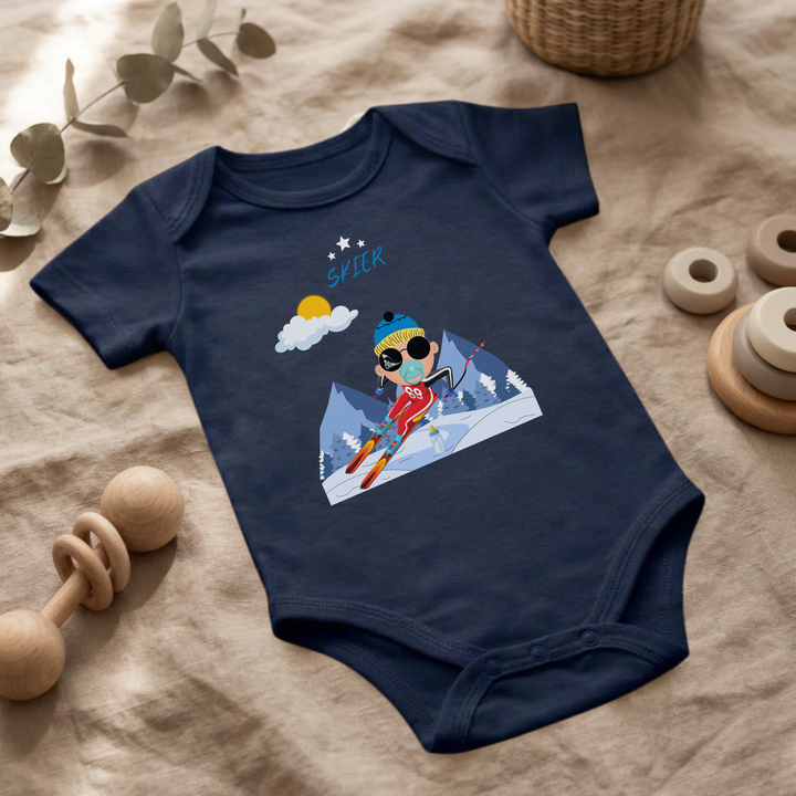 Navy blauer Baby Body für Jungs mit Skifahrer Design im Flat Lay, Baby Kleidung mit Ski- Motiv, Geschenkidee für Babys von der Baby und Kleinkind- Brand TIMMY &amp; MIMMY