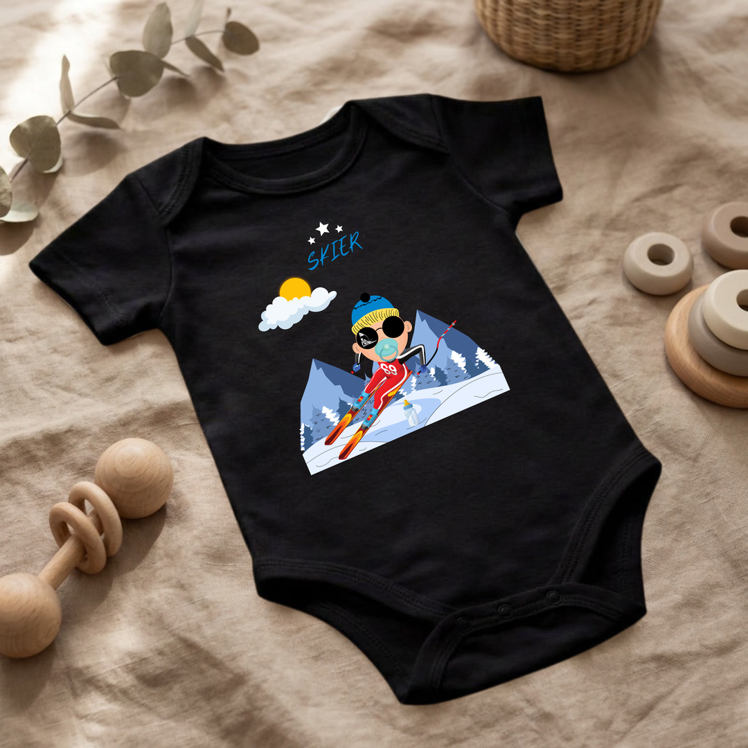 Schwarzer Baby Body für Jungs mit Skifahrer Design im Flat Lay, Baby Kleidung mit Ski- Motiv, Geschenkidee für Babys von der Baby und Kleinkind- Brand TIMMY &amp; MIMMY