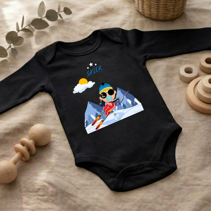 Schwarzer Baby Body langarm für Jungs im Flat Lay mit Ski- Design, Baby Kleidung für Herbst und Winter mit Skifahrer- Motiv von TIMMY &amp; MIMMY