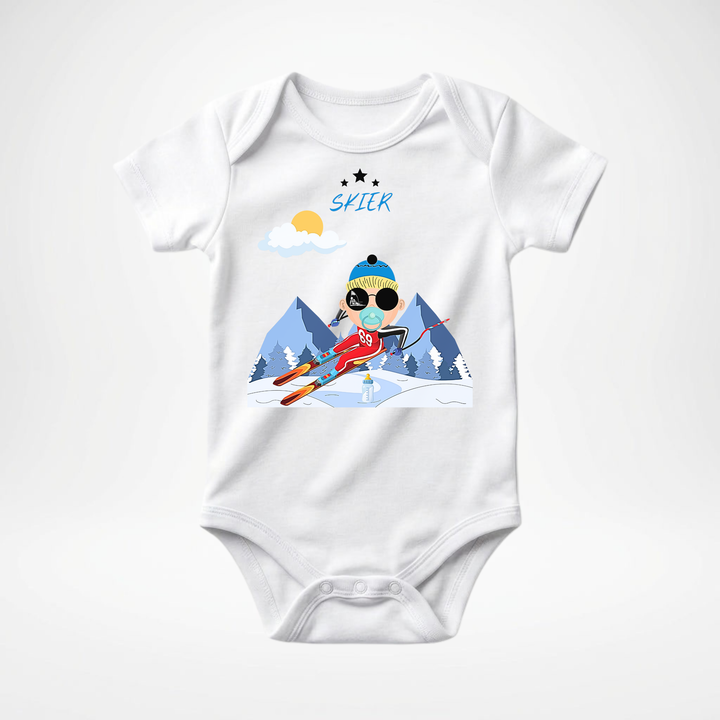 Weißer Baby Body kurzarm für Jungs mit Skifahrer Motiv, cooler Babybody aus Baumwolle mit Ski- Design der Baby-&amp; Kleinkind- Marke TIMMY &amp; MIMMY