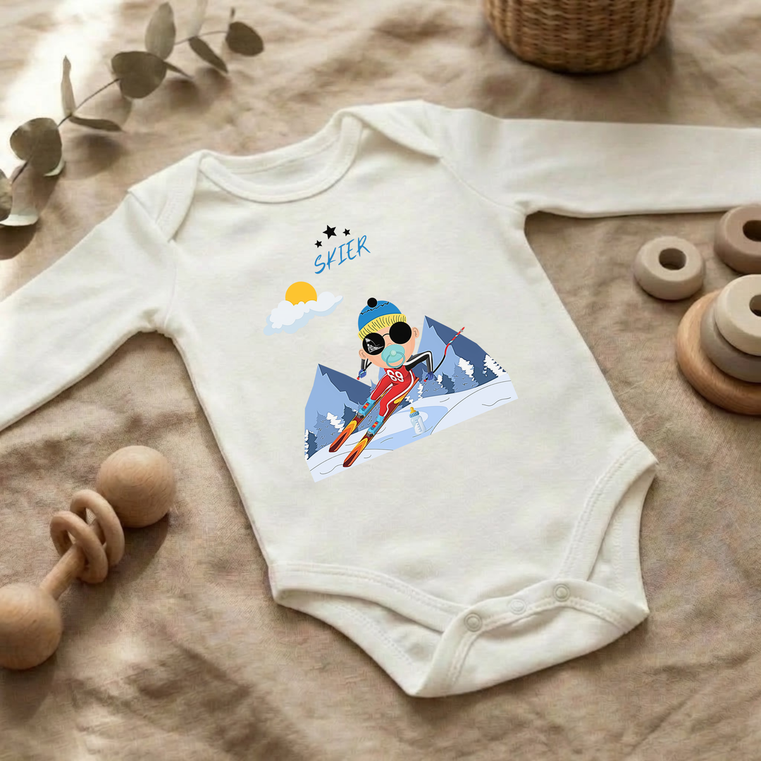 Weißer Baby Body langarm für Jungs im Flat Lay mit Ski- Design, Baby Kleidung für Herbst und Winter mit Skifahrer- Motiv von TIMMY &amp; MIMMY