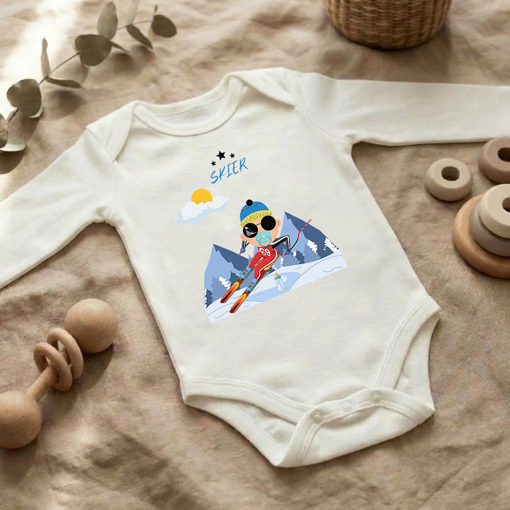 Weißer Baby Body langarm für Jungs im Flat Lay mit Ski- Design, Baby Kleidung für Herbst und Winter mit Skifahrer- Motiv von TIMMY &amp; MIMMY
