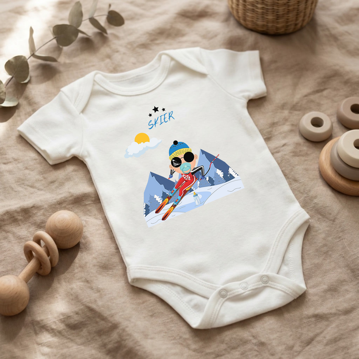 Weißer Baby Body für Jungs mit Skifahrer Design im Flat Lay, Baby Kleidung mit Ski- Motiv, Geschenkidee für Babys von der Baby und Kleinkind- Brand TIMMY &amp; MIMMY