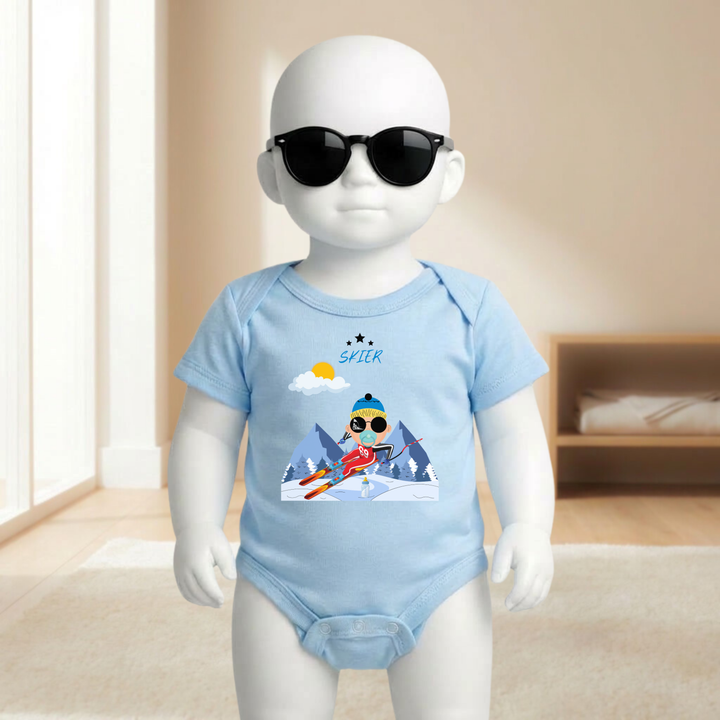 Baby Body hellblau für Jungs mit Skifahrer- Motiv am Baby- Mannequin getragen, stylischer Babybody mit Ski- Design für kleine Draufgänger von der Baby- und Kindermarke TIMMY &amp; MIMMY