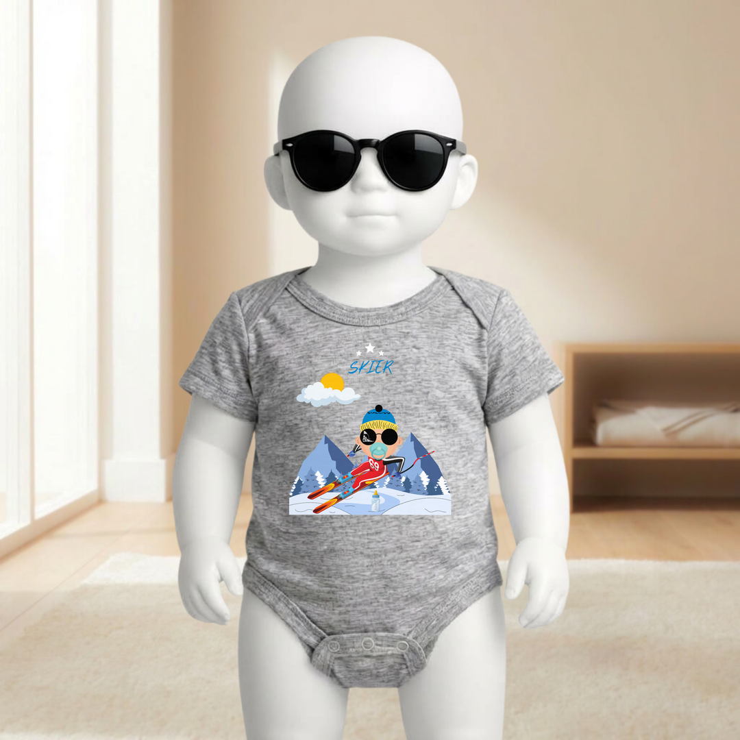 Baby Body hellgrau für Jungs mit Skifahrer- Motiv am Baby- Mannequin getragen, stylischer Babybody mit Ski- Design für kleine Draufgänger von der Baby- und Kindermarke TIMMY &amp; MIMMY