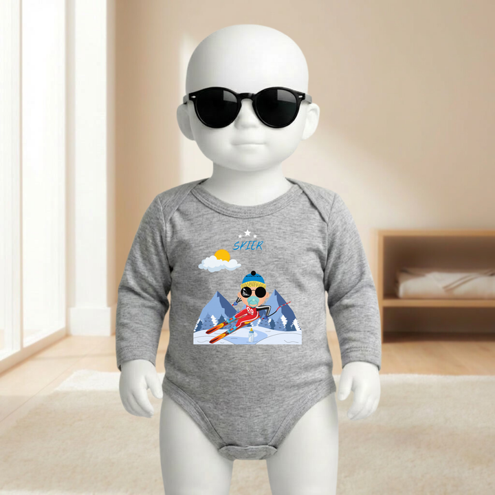 Baby Body hellgrau langarm für Jungs mit Skifahrer- Motiv am Mannequin getragen, stylischer Babybody mit Ski- Design für kleine Wintersportler von TIMMY &amp; MIMMY