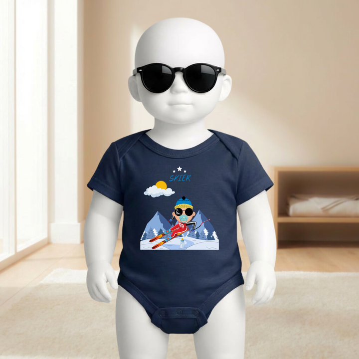 Baby Body navy blau für Jungs mit Skifahrer- Motiv am Baby- Mannequin getragen, stylischer Babybody mit Ski- Design für kleine Draufgänger von der Baby- und Kindermarke TIMMY &amp; MIMMY