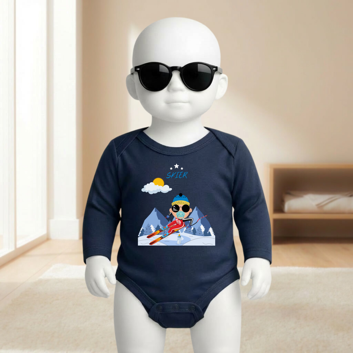 Baby Body navy blau langarm für Jungs mit Skifahrer- Motiv am Mannequin getragen, stylischer Babybody mit Ski- Design für kleine Wintersportler von TIMMY &amp; MIMMY