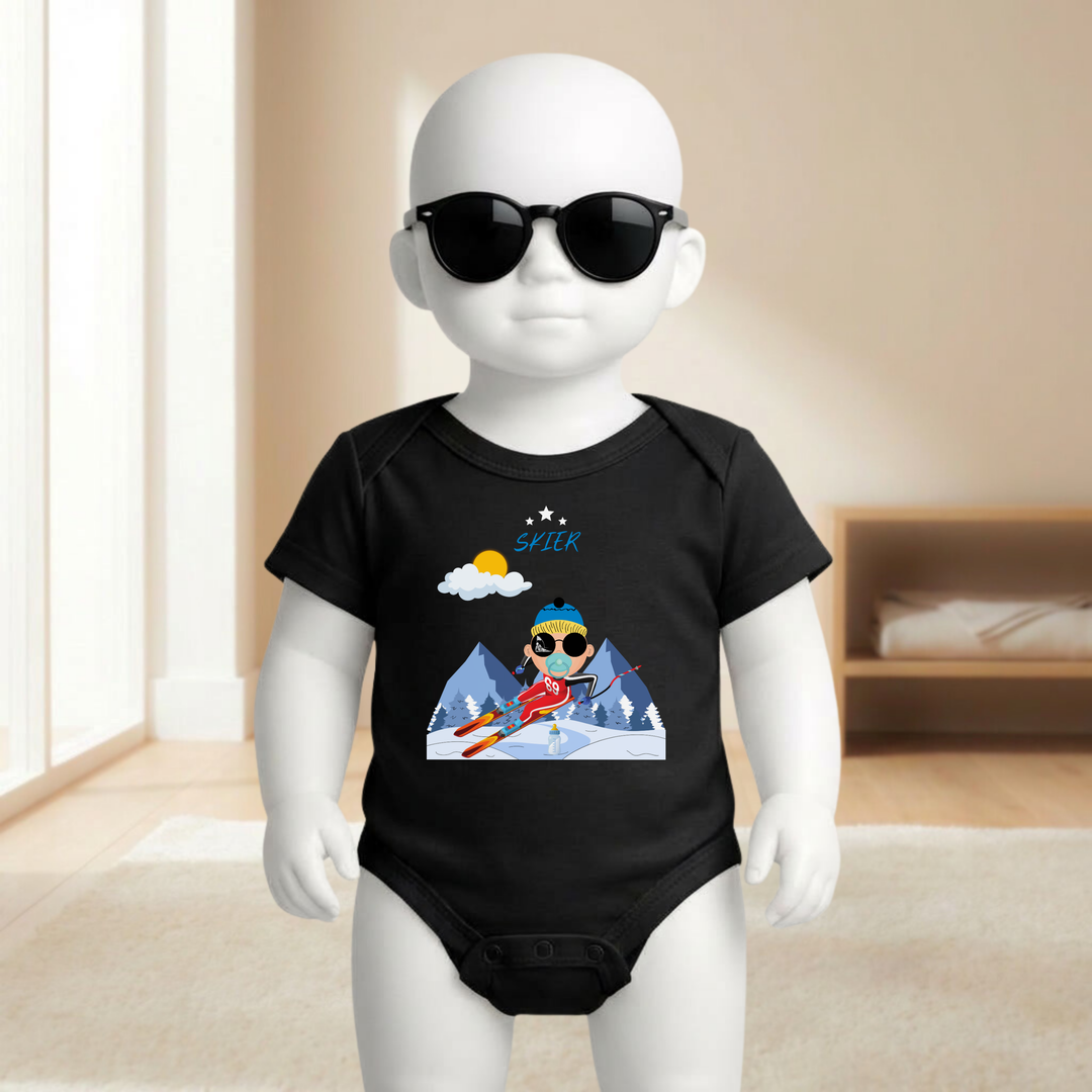 Baby Body schwarz für Jungs mit Skifahrer- Motiv am Baby- Mannequin getragen, stylischer Babybody mit Ski- Design für kleine Draufgänger von der Baby- und Kindermarke TIMMY &amp; MIMMY