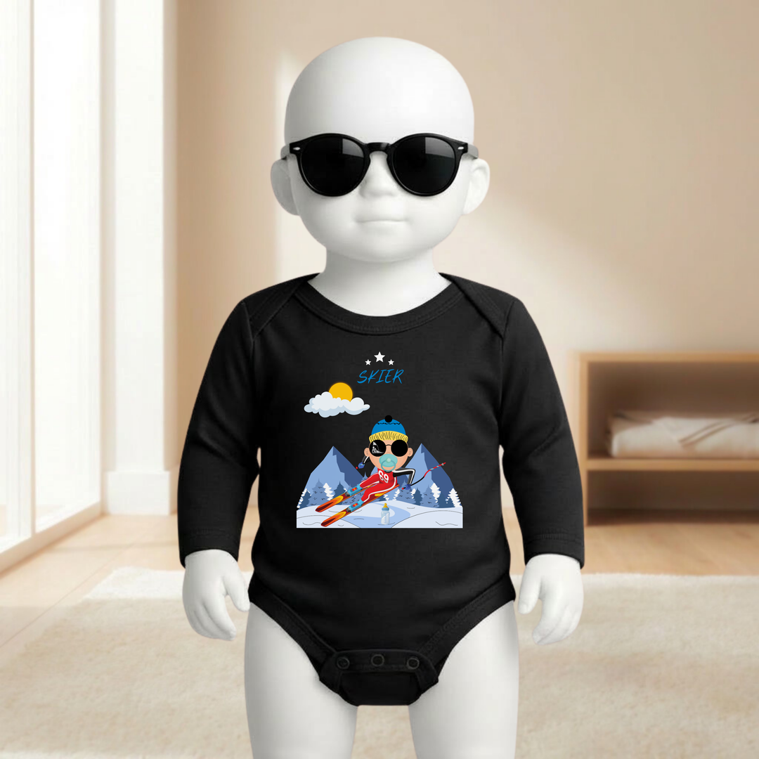 Baby Body schwarz langarm für Jungs mit Skifahrer- Motiv am Mannequin getragen, stylischer Babybody mit Ski- Design für kleine Wintersportler von TIMMY &amp; MIMMY