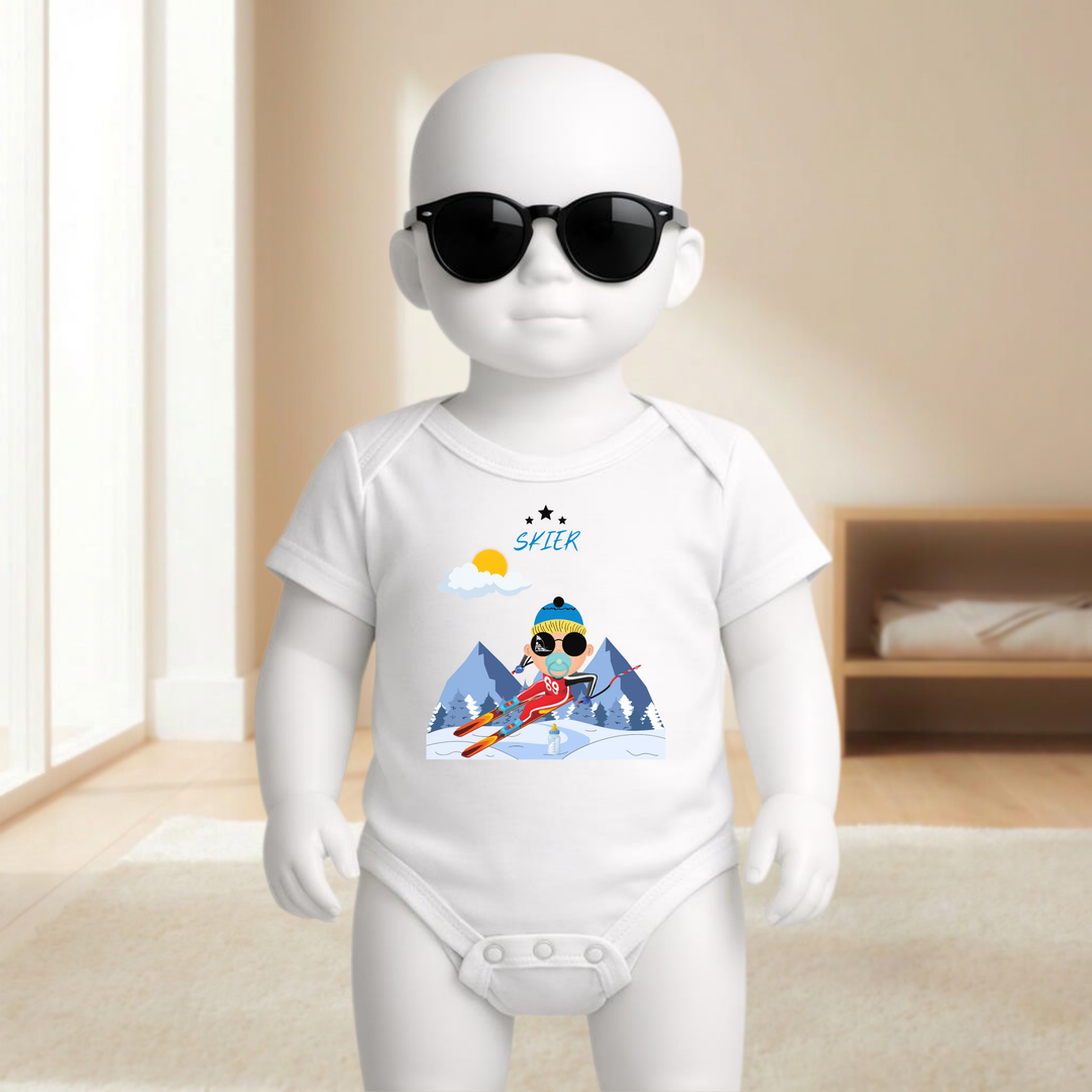 Baby Body weiß für Jungs mit Skifahrer- Motiv am Baby- Mannequin getragen, stylischer Babybody mit Ski- Design für kleine Draufgänger von der Baby- und Kindermarke TIMMY &amp; MIMMY