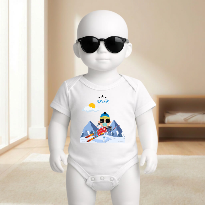 Baby Body weiß für Jungs mit Skifahrer- Motiv am Baby- Mannequin getragen, stylischer Babybody mit Ski- Design für kleine Draufgänger von der Baby- und Kindermarke TIMMY &amp; MIMMY