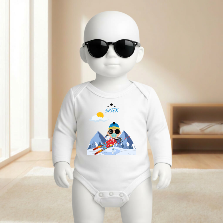 Baby Body weiß langarm für Jungs mit Skifahrer- Motiv am Mannequin getragen, stylischer Babybody mit Ski- Design für kleine Wintersportler von TIMMY &amp; MIMMY