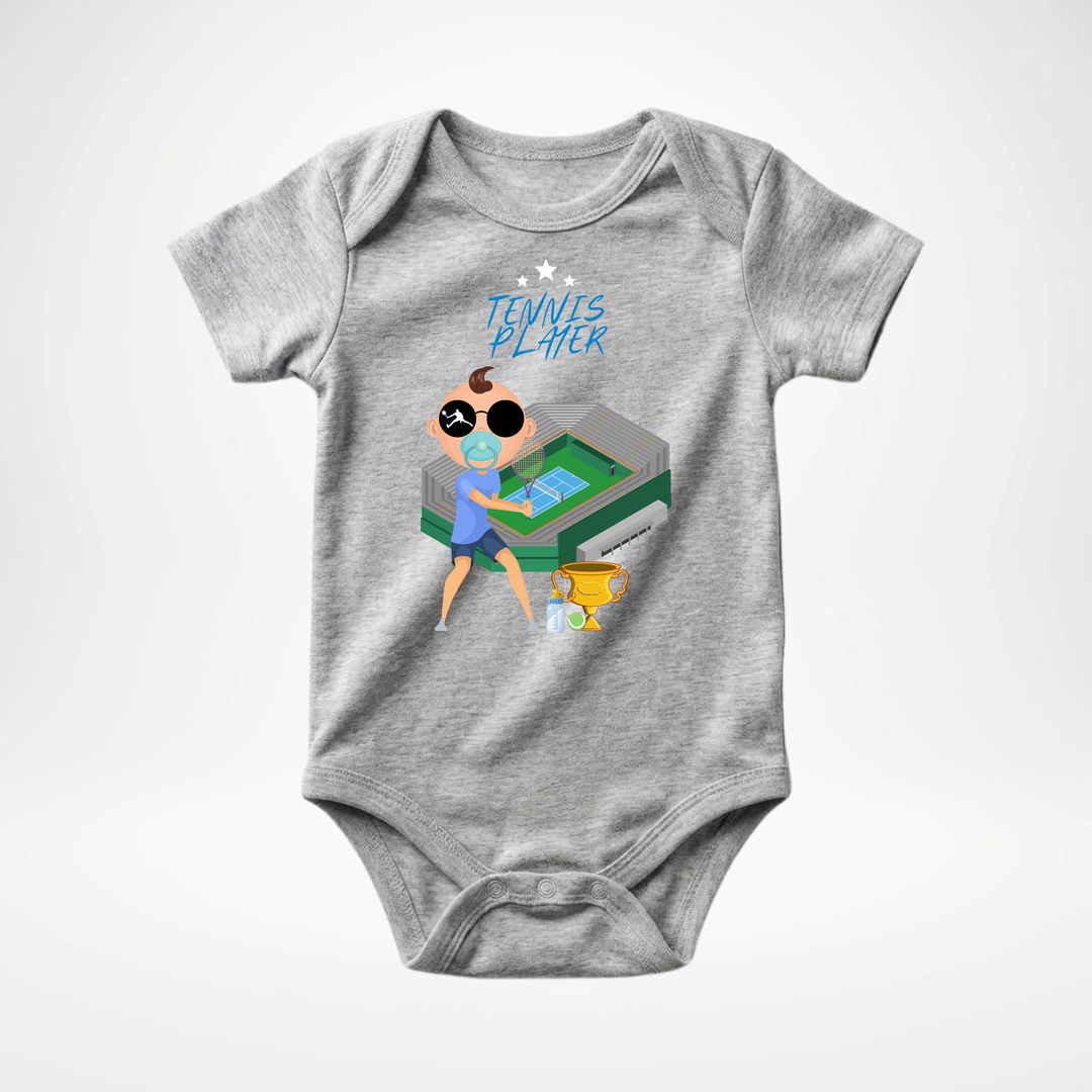 Hellgrauer Baby Body kurzarm für Jungs mit Tennis- Motiv, cooler Babybody aus Baumwolle mit Tennis- Design der Baby-&amp; Kleinkind- Marke TIMMY &amp; MIMMY