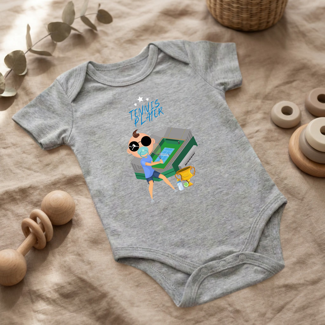 Hellgrauer Baby Body für Jungs mit Tennis Design im Flat Lay, Baby Kleidung mit Tennis Motiv, Geschenkidee für Babys von der Baby und Kleinkind- Brand TIMMY &amp; MIMMY