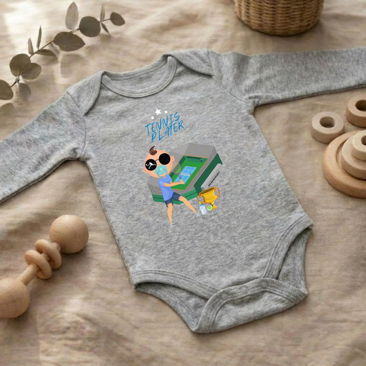 Hellgrauer Baby Body langarm für Jungs im Flat Lay mit Tennis Player- Design, Baby Kleidung für Herbst und Winter mit Tennis- Motiv von TIMMY &amp; MIMMY