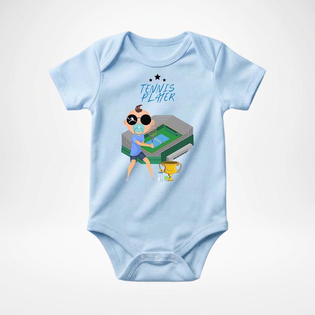 Hellblauer Baby Body kurzarm für Jungs mit Tennis- Motiv, cooler Babybody aus Baumwolle mit Tennis- Design der Baby-&amp; Kleinkind- Marke TIMMY &amp; MIMMY