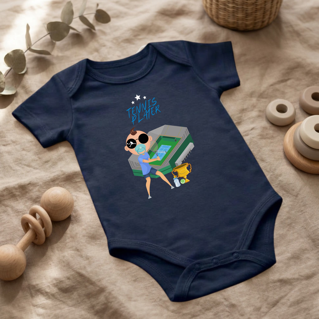 Navy blauer Baby Body für Jungs mit Tennis Design im Flat Lay, Baby Kleidung mit Tennis Motiv, Geschenkidee für Babys von der Baby und Kleinkind- Brand TIMMY &amp; MIMMY
