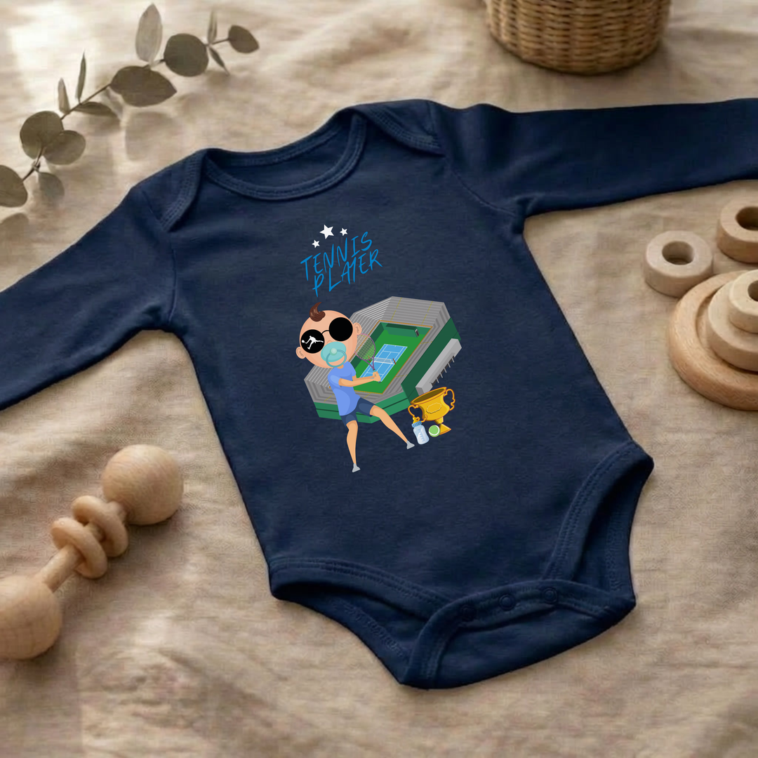 Navy blauer Baby Body langarm für Jungs im Flat Lay mit Tennis Player- Design, Baby Kleidung für Herbst und Winter mit Tennis- Motiv von TIMMY &amp; MIMMY