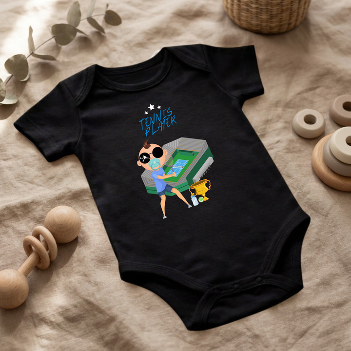 Schwarzer Baby Body für Jungs mit Tennis Design im Flat Lay, Baby Kleidung mit Tennis Motiv, Geschenkidee für Babys von der Baby und Kleinkind- Brand TIMMY &amp; MIMMY
