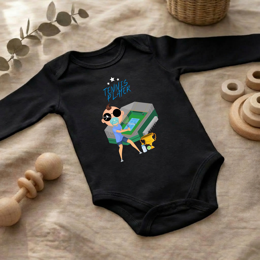 Schwarzer Baby Body langarm für Jungs im Flat Lay mit Tennis Player- Design, Baby Kleidung für Herbst und Winter mit Tennis- Motiv von TIMMY &amp; MIMMY