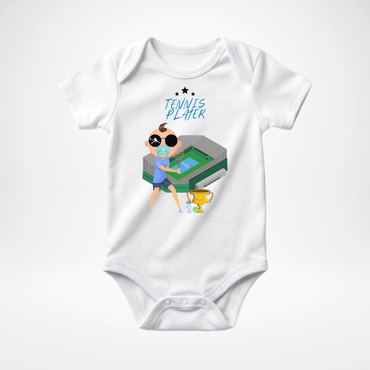 Weißer Baby Body kurzarm für Jungs mit Tennis- Motiv, cooler Babybody aus Baumwolle mit Tennis- Design der Baby-&amp; Kleinkind- Marke TIMMY &amp; MIMMY