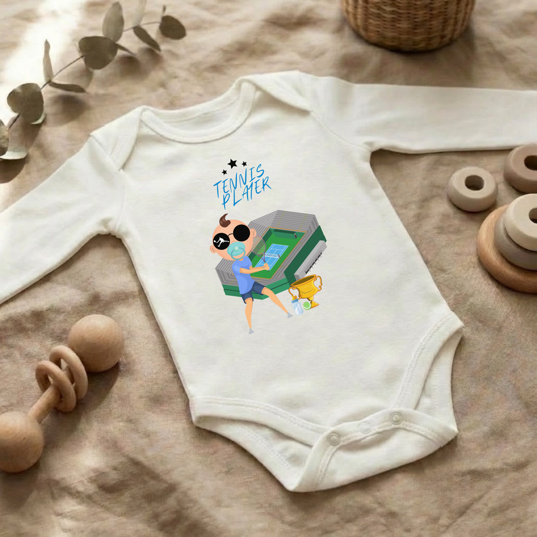 Weißer Baby Body langarm für Jungs im Flat Lay mit Tennis Player- Design, Baby Kleidung für Herbst und Winter mit Tennis- Motiv von TIMMY &amp; MIMMY