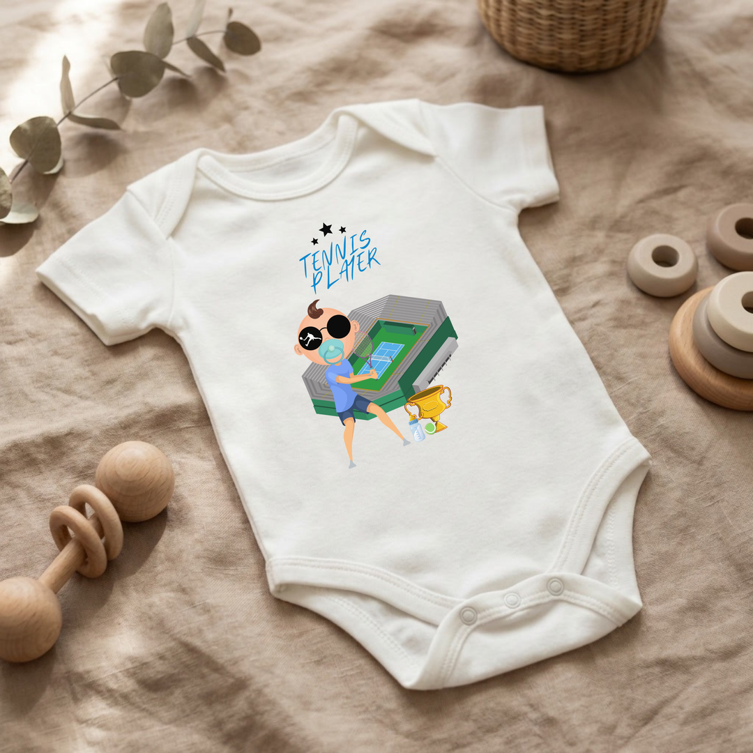 Weißer Baby Body für Jungs mit Tennis Design im Flat Lay, Baby Kleidung mit Tennis Motiv, Geschenkidee für Babys von der Baby und Kleinkind- Brand TIMMY &amp; MIMMY