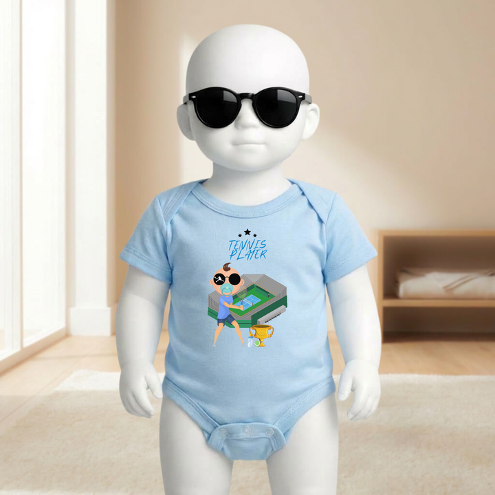 Baby Body hellblau für Jungs mit Tennis- Motiv am Baby- Mannequin getragen, stylischer Babybody mit Tennis Player Design für kleine Draufgänger von der Baby- und Kindermarke TIMMY &amp; MIMMY