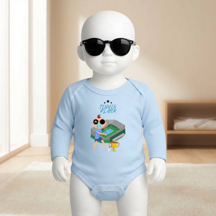Baby Body hellblau langarm für Jungs mit Tennis- Motiv am Mannequin getragen, stylischer Babybody mit Tennis- Design für kleine Asse von TIMMY &amp; MIMMY