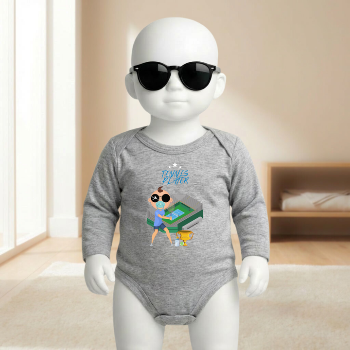 Baby Body hellgrau langarm für Jungs mit Tennis- Motiv am Mannequin getragen, stylischer Babybody mit Tennis- Design für kleine Asse von TIMMY &amp; MIMMY