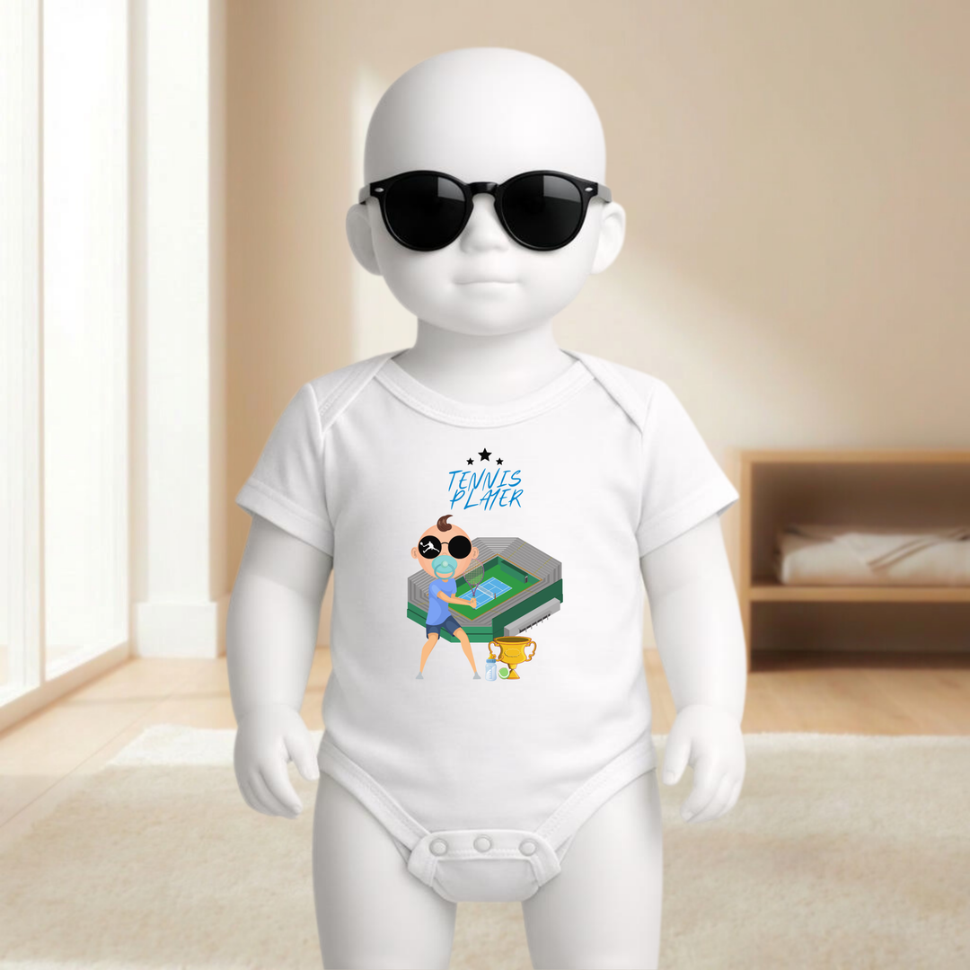 Baby Body weiß für Jungs mit Tennis- Motiv am Baby- Mannequin getragen, stylischer Babybody mit Tennis Player Design für kleine Draufgänger von der Baby- und Kindermarke TIMMY &amp; MIMMY