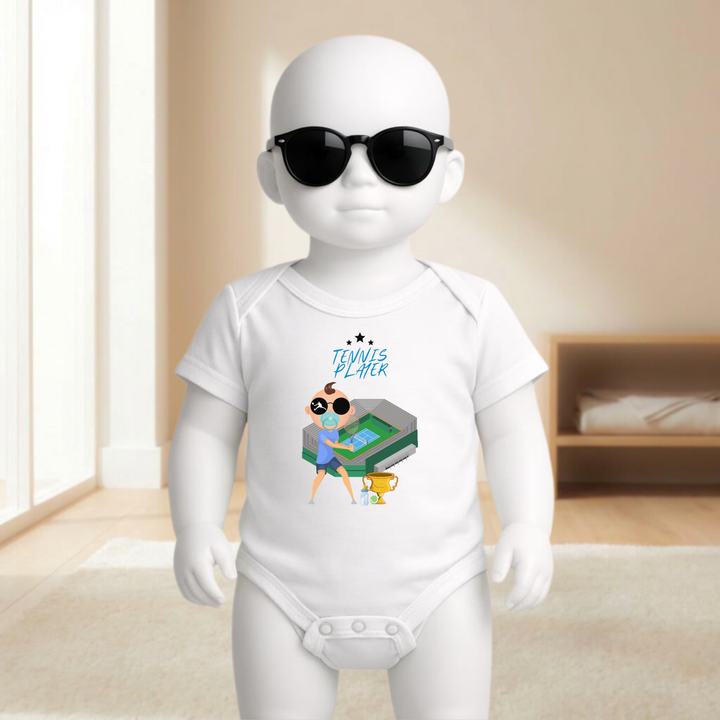 Baby Body weiß für Jungs mit Tennis- Motiv am Baby- Mannequin getragen, stylischer Babybody mit Tennis Player Design für kleine Draufgänger von der Baby- und Kindermarke TIMMY &amp; MIMMY